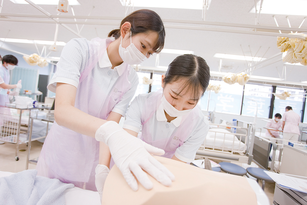 実習前技術演習実習前にはオリエンテーションで実習全体の内容や流れを把握し、臨地実習に必要な知識や技術に関して学内で事前学修を行います。