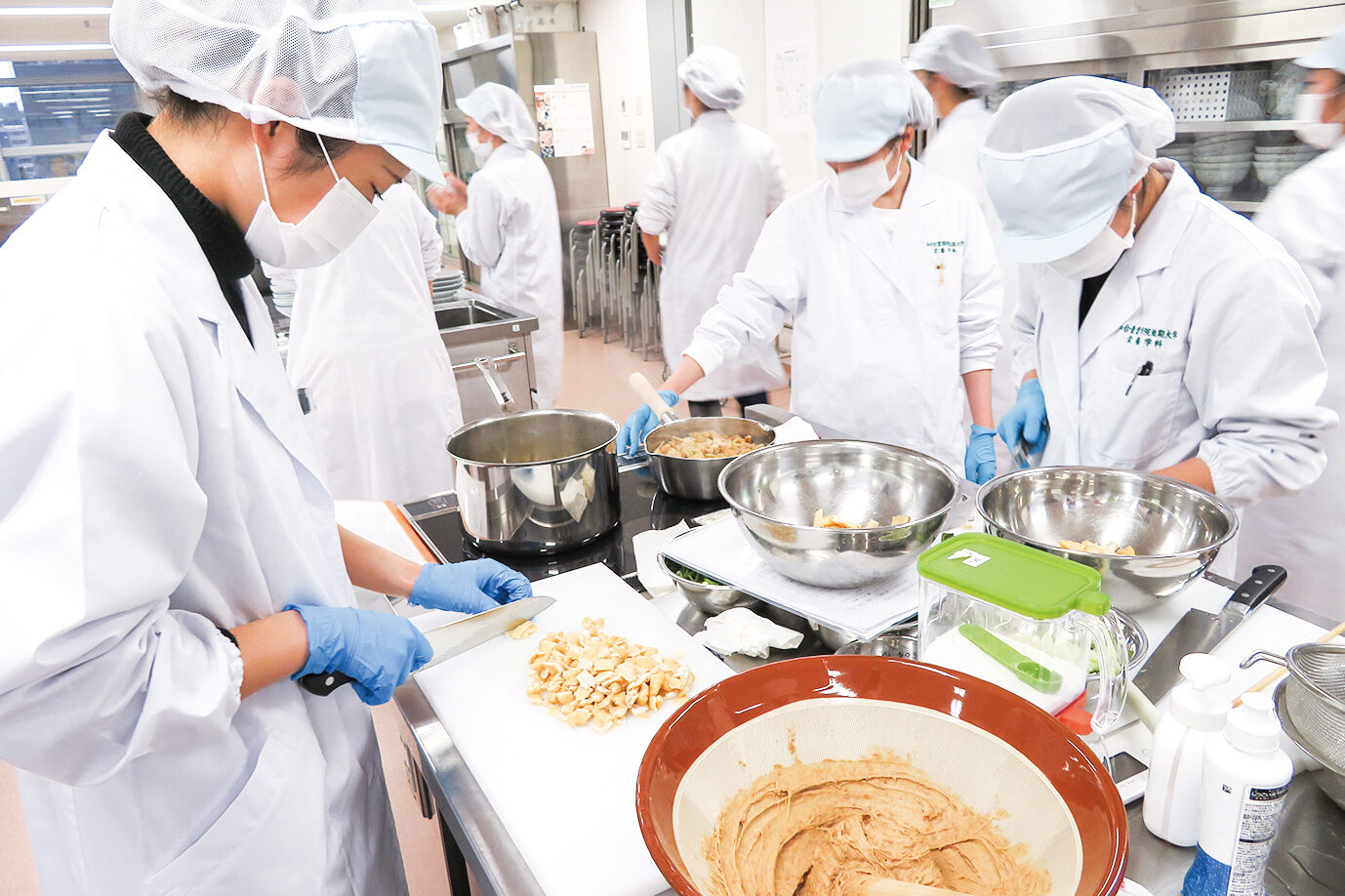 地域ならではの食材を使用したり、季節に合わせた料理を作ったりと日常食だけ ではなく、さまざまな食文化について実際に調理しながら学びます。