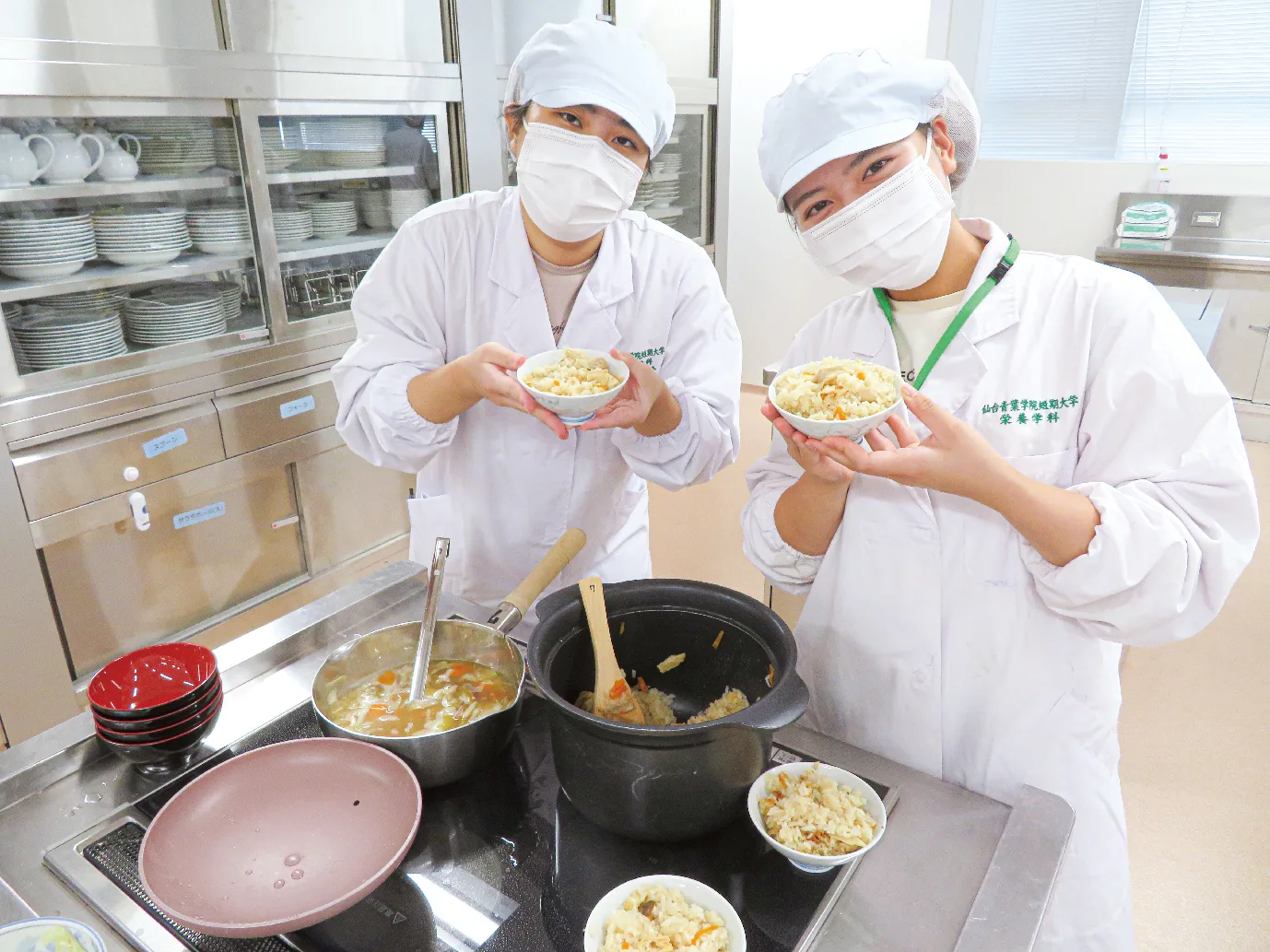 調理方法や盛り付け、配膳などの技術を高めます。
