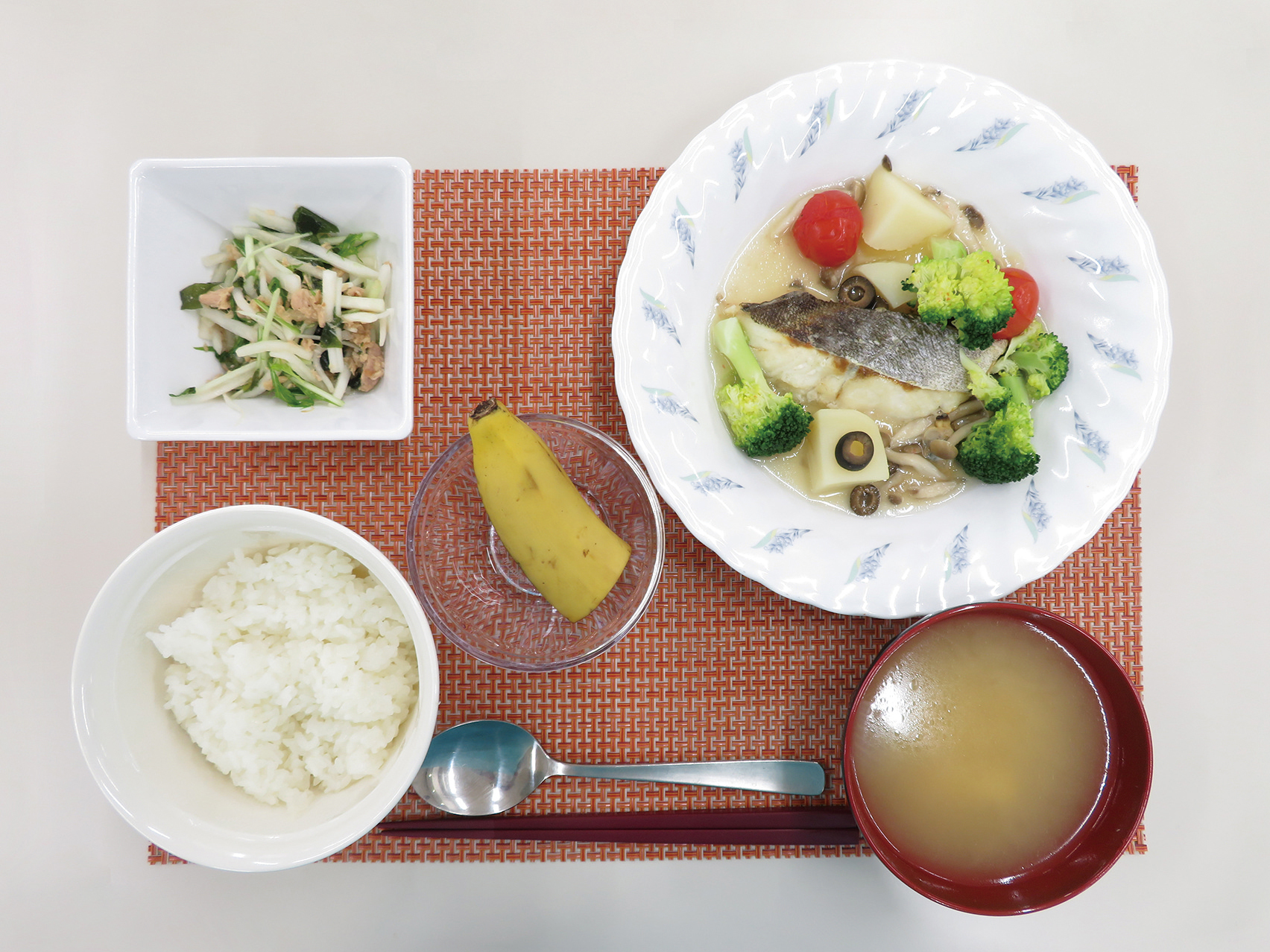 できあがった給食は学生同士で検食し、味や見た目 などを細かく評価します。