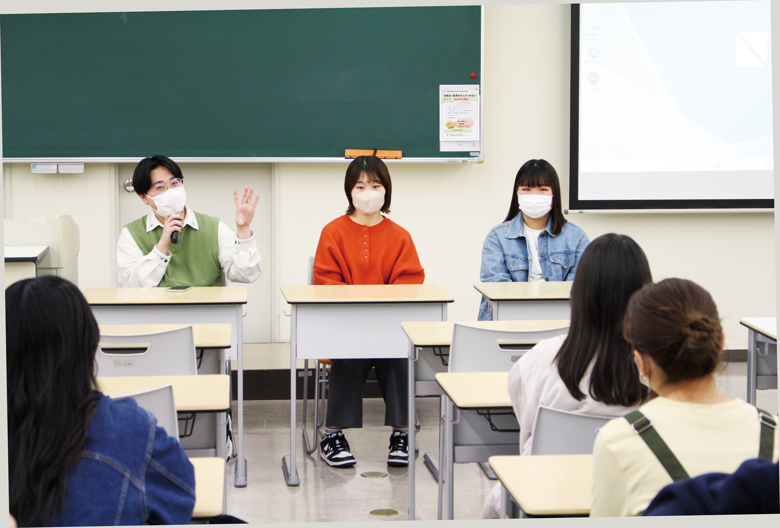 上級生による報告会国家試験を終えたばかりの学生が、後輩に向けて臨地実習や国家試験に臨む心構えについてアドバイスを行い ます。